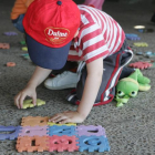Un niño juega con un puzzle. FERNANDO OTERO