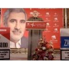 Llamazares compareció con dos paquetes de tabaco gigantes dedicados a los partidos mayoritarios