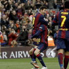 Messi celebra con Bartra uno de sus tres goles, ayer, frente al Levante.