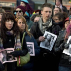 XAmigos y familiares de Rehtaeh Parsons,, con su foto, en la vigilia por la joven. AP Amigos y familiares de Rehtaeh Parsons,, con su foto, en la vigilia por la joven.