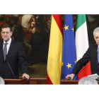 El presidente del Gobierno español, Mariano Rajoy, junto al primer ministro italiano, Mario Monti, tras la reunión mantenida en el palacio Chigi de Roma.
