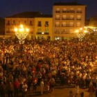 La pregonera Silvia Prada, junto al alcalde de Ponferrada, Carlos López Riesco, tras dar la salida a