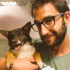 El actor Dani Rovira utiliza Twitter e Instagram para promocionar y defender la adopción de perros.