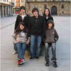 Los integrantes de Hora Punta, en la plaza Mayor.