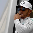 Lewis Hamilton se prepara para los entrenamientos libres en Hungaroring.