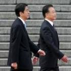 Shinzo Abe y Wen Jiabao en la ceremonia de bienvenida en Pekín al nuevo líder japonés