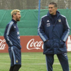 Messi habla con Bauza, el seleccionador argentino.