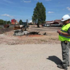 Un obrero trabaja en las obras del CRC.