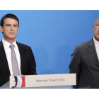 El primer ministro Manuel Valls, junto al ministro de Finanzas, Michel Sapin (derecha), este miércoles tras el Consejo de Ministros, en el Elíseo.