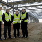 Cecilio Vadillo, León de la Riva, Víctor Morlán y Silván, en los talleres ferroviarios de Valladolid