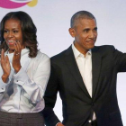 El matrimonio Obama posa sonriente tras firmar el acuerdo con con la plataforma de música en streaming Spotify.