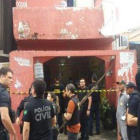 La polícia asegura el lugar de un ataque armado en Brasil.