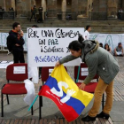 Partidarios del acuerdo de paz, frente al Congreso colombiano, en Bogotá.