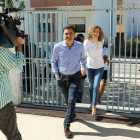El candidato socialista Pedro Marques y su mujer Cecilia Seias llegan a su colegio electoral cerca de Lisboa.