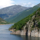 Una travesía a orillas del embalse de Matalavilla permite el acceso hacia el valle de Salientes.