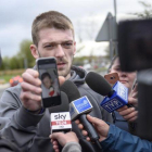 Tom Evans, padre de Alfie, muestra una foto de su hijo a las puertas del hospital donde se encontraba ingresado, este jueves.