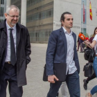 El creador de la web Seriesyonkis, Alberto G. S., con su abogado, tras declarar en el juicio.