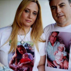 Natalia y Emilio, padres de Edgar, un bebé de cuatro meses que falleció por meningitis.