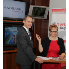Álex Fusté y María Jesús Soto, en las instalaciones de Andbank en la capital leonesa. SECUNDINO PÉREZ