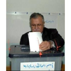 El presidente iraquí Yalal Talabani vota en un colegio de Suleimaniya