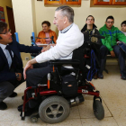 Emilio Orejas conversa con uno de los residentes durante su visita a Nuestra Señora del Valle.