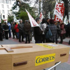Protesta en la sede central de Correos contra los recortes, en una imagen de archivo.