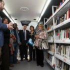 Isabel Carrasco presentó ayer el servicio de bibliobús a doce bibliotecarios iberoamericano