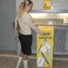 Una joven colabora con la campaña en la oficina de correos de la ciudad