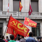 Los trabajadores de la Vasco inician acciones de protesta frente a la Subdelegación del Gobierno.