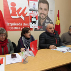 Isabel Maroto, Agure Bilbao, Miguel Ángel Fernández y Benjamín Trancón, ayer en la sede de IU. LDM