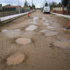 Estado de los viales de la urbanización Las Horcas de Villasinta, con baches y sin pavimentar.