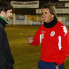 Pepe Calvo, a la derecha, conversa con Jesús Rodicio, preparador físico, durante su primer entrenamiento al frente del Astorga