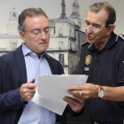 Fernando Salguero, concejal de Seguridad y Movilidad del Ayuntamiento de León, junto al intendente de la Policía Local, Martín Muñoz