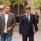 El 'president' Puigdemont y el vicepresidente Junqueras llegando a la reunión del Govern este martes.