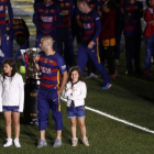 Mascherano, con sus hijas, en la fiesta del doblete en el Camp Nou.