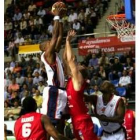 La defensa leonesa blindó una vez más su aro; en la imagen Barnes observa a Higgins defendiendo
