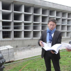 Samuel Folgueral y Santiago Macías, con los nuevos nichos en construcción al fondo.