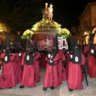 El Santo Cristo del Desenclavo procesiona las Tinieblas por la calle del Cid