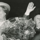 Franco y su mujer, Carmen Polo, en un acto en el estadio Santiago Bernabéu de Madrid.