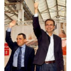 Zapatero hace la señal de la victoria, junto a Simancas, en el acto celebrado ayer en Madrid