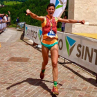 Lita Santín celebra su victoria en los Dolomitas. DL