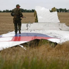 Un separatista pro ruso sobre los restos del avión Boeing 777 de Malaysia Airlines que se estrelló cerca de Donetsk.