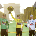 Jonas Vingegaard, con el maillot amarillo de campeón, junto a Van Aert y Pogacar. GARNIER ETIENNE