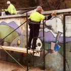 Empleados municipales realizando mejoras del mural ubicado en la Avenida Sierra Pambley. DL