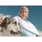 El perro leonés Coco, un bulldog inglés, junto al conocido futbolista Guti en uno de los últimos anuncios de la Quiniela.