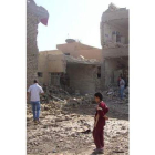 Iraquíes inspeccionan los daños tras los atentados.