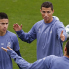 Cristiano Ronaldo, James y Pepe durante el entrenamiento de este lunes en la ciudad deportiva del Madrid.