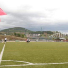 Los campos de fútbol del polígono con la vieja central de la MSP en restauración al fondo.