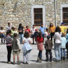 Los niños evacuados de la acampada, ayer en Acebedo