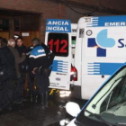 Los agentes custodian la entrada de la camilla con el supuesto suicida en la ambulancia.